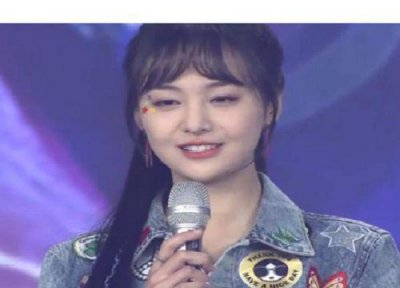 ​郑爽出道10年首次办生日会，多位明星送祝福，杨洋祝福语抢镜