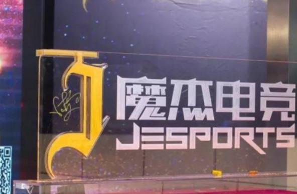 周杰伦花2000万开的网吧，300元每小时，开业一年没人说贵