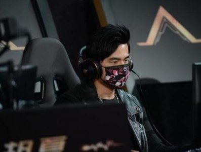 ​周杰伦花2000万开的网吧，300元每小时，开业一年没人说贵