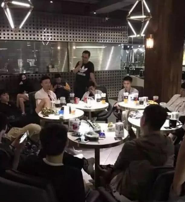 周杰伦花2000万开的网吧，300元每小时，开业一年没人说贵
