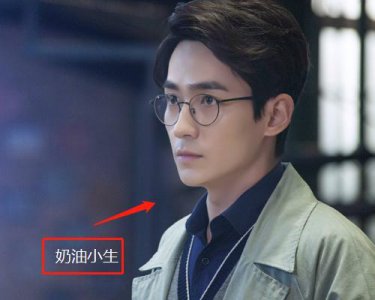 ​朱一龙高中照片被扒，眼神犀利有些奶凶，如今风格转变成奶油小生