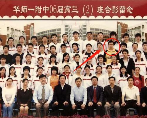 朱一龙高中照片被扒，眼神犀利有些奶凶，如今风格转变成奶油小生
