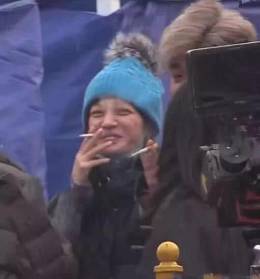 赵薇近照憔悴得像老了十岁，她多次被拍到“丑照”却依旧坚持素颜