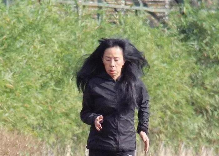 周润发妻子近照曝光，却被网友嫌弃“丑”，你知道她背景有多