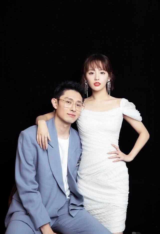 买超晒与妻子张嘉倪合照，夫妻两人甜蜜对视大秀恩爱