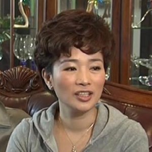 ​周立波老婆胡洁举止大气 身价上亿 首次参观妻子工厂“傻掉了”