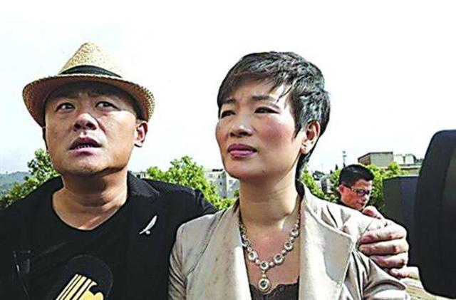 周立波老婆胡洁举止大气 身价上亿 首次参观妻子工厂“傻掉了”