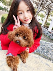 ​赵薇女儿自拍晒出，回眸一笑仿佛回到20年前，网友：年轻版赵薇