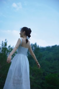 ​吴倩白色长裙扎马尾 清纯女大超甜美