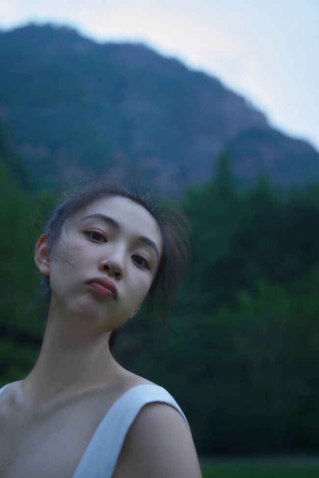吴倩白色长裙扎马尾 清纯女大超甜美