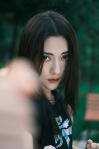 ​美貌撩人！娜然黑长直造型酷飒吸睛