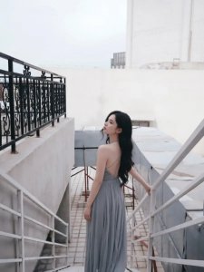 ​张婧仪灰色纱裙造型飘渺灵巧 漫步小巷似快乐精灵