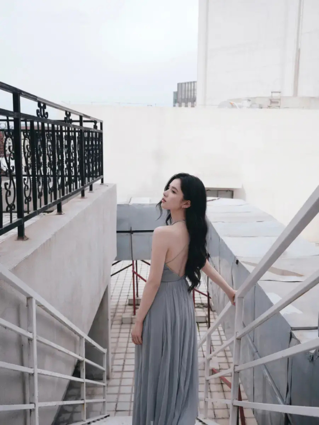张婧仪灰色纱裙造型飘渺灵巧 漫步小巷似快乐精灵