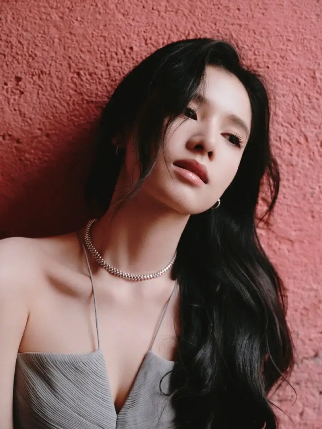 张婧仪灰色纱裙造型飘渺灵巧 漫步小巷似快乐精灵