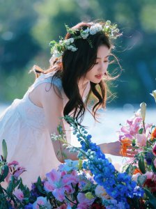 ​白鹿穿白色长裙花海漂流 头戴花环如仙子