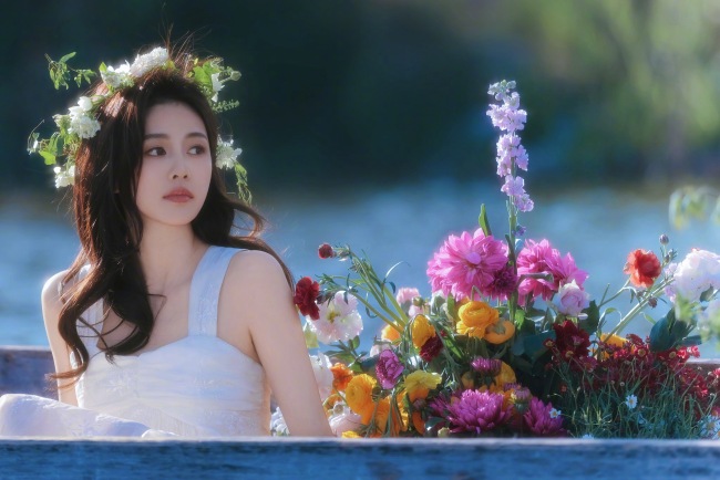 白鹿穿白色长裙花海漂流 头戴花环如仙子
