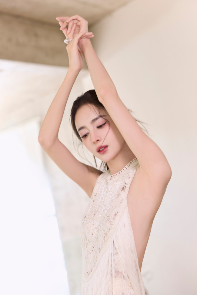 娜扎穿白色流苏露背裙 美背吸睛清纯可人