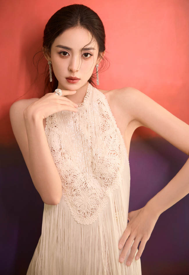 娜扎穿白色流苏露背裙 美背吸睛清纯可人