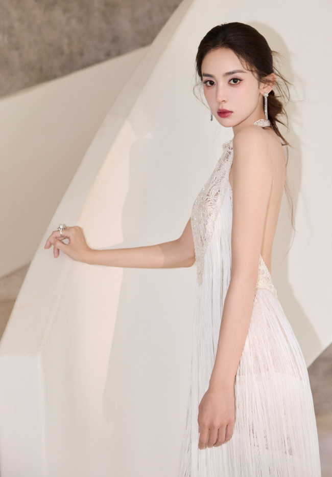娜扎穿白色流苏露背裙 美背吸睛清纯可人