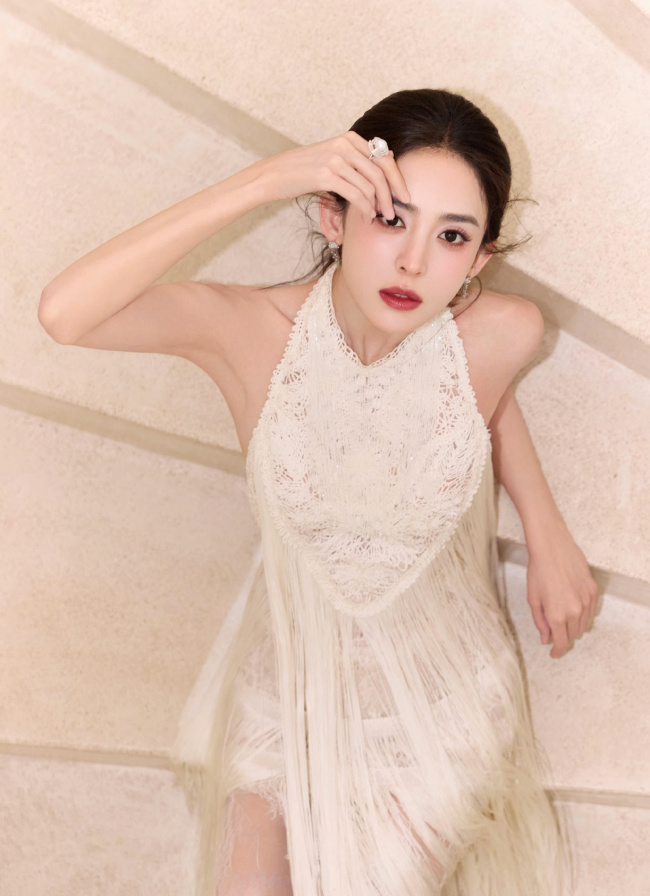 娜扎穿白色流苏露背裙 美背吸睛清纯可人