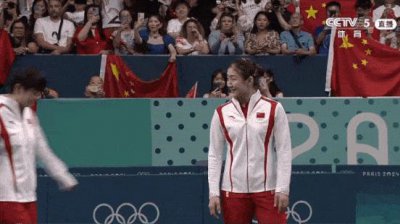 ​国乒大合影：刘国梁居C位，王皓和马琳笑开花，全体伸出五金手势_ZAKER新闻