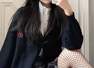 ​黑色裙子配什么颜色上衣（配这4种颜色的上衣）