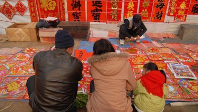 ​明星回村过年图,砍树那个要笑死了,网友看到他们这么土,我放心了