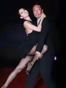​58岁郭台铭娶丑女曾馨莹的原因：她身上没有金钱的味道