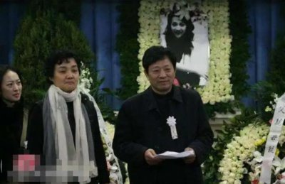 ​28岁的潘星谊，因撞碎鱼缸被割喉身亡，葬礼上父亲微笑送别遭质疑