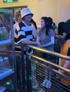 ​炸锅了！牛骏峰和陈若琳一起约会环球影城，网友一百个不放心！