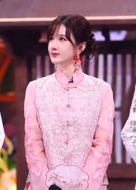 王鹤棣KTV把头靠在陈小纭肩上疑似恋爱 双方发文辟谣