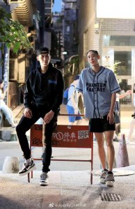 ​林书豪微博晒照：谢谢杰伦哥送的衣服，远程给你的演唱会加油