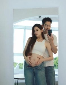 ​欧阳妮妮官宣怀孕，晒与张书豪甜蜜合照孕肚明显