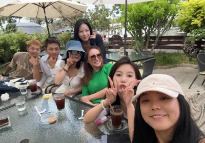 ​吴谨言洪尧领证后合影，甜蜜搂腰超幸福