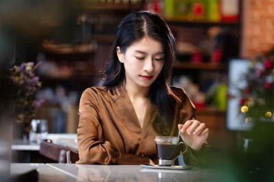 ​女人想睡你了，会有这三个举动，停不下来