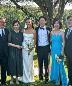 ​张国荣去世21年，毛舜筠泪洒婚礼现场，网友：她答应求婚该多好