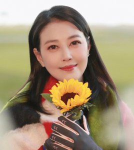 ​陈勋奇到墓地探望周海媚，为故友献上鲜花，演唱《红尘情歌》落泪