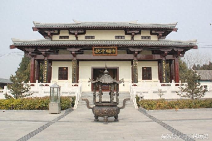 实拍虞姬墓地，墓园十分豪华，可空有虞姬思念着躺在荒凉地的霸王