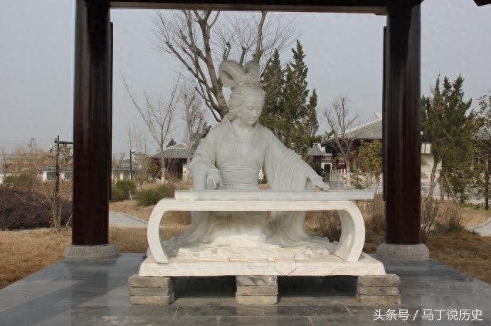 实拍虞姬墓地，墓园十分豪华，可空有虞姬思念着躺在荒凉地的霸王