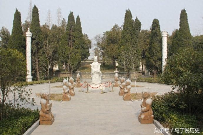 实拍虞姬墓地，墓园十分豪华，可空有虞姬思念着躺在荒凉地的霸王