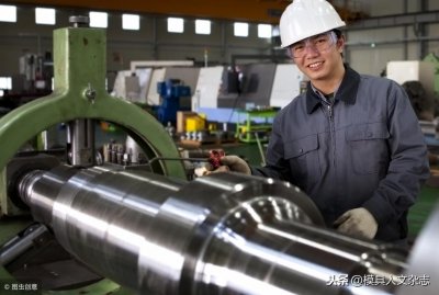 ​模具厂学徒晒3月工资条，看到实发工资，网友：不如一个打工的
