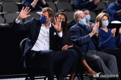 ​诺维斯基携妻子现场观赛，身材明显发福，退役的生活太滋润