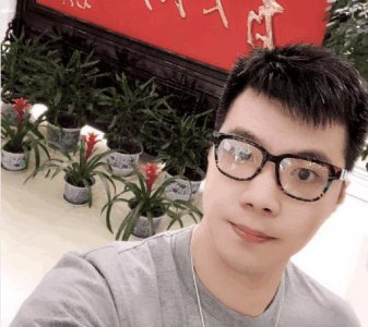 ​黄毅清微博喊话，别躲在美国发微博了，引网友怒怼：别再吠了！
