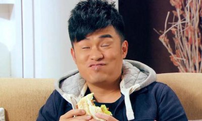 ​陈赫给8岁大女儿庆生，一家四口超幸福，多次回答黄磊做饭很好吃