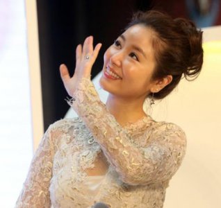 ​林心如产后复出美如仙，伊能静像李湘大妈，baby复出不远