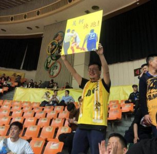 ​CBA最小球馆成“魔鬼主场”，球迷玩得太过火，被自家球队给怼了