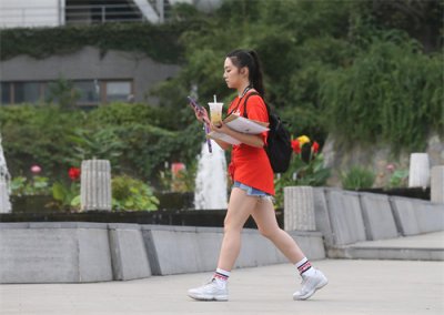 ​颜值爆表！南艺新生报到啦 俊男靓妹“开满园”