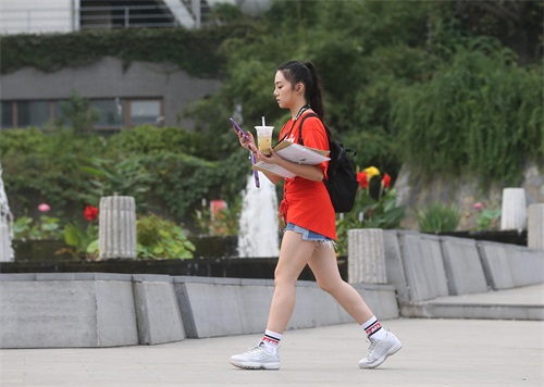 颜值爆表！南艺新生报到啦 俊男靓妹“开满园”