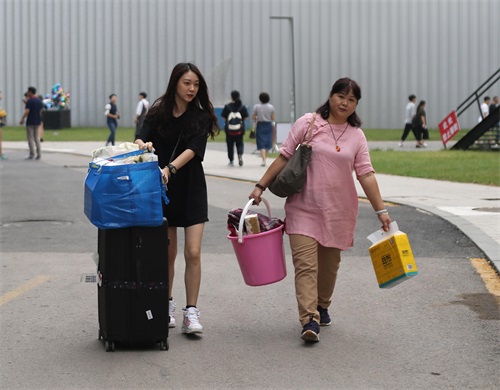 颜值爆表！南艺新生报到啦 俊男靓妹“开满园”