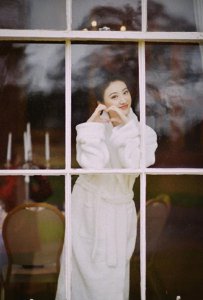 ​景甜穿着浴袍出镜，网友：有颜值真的可以“为所欲为”！